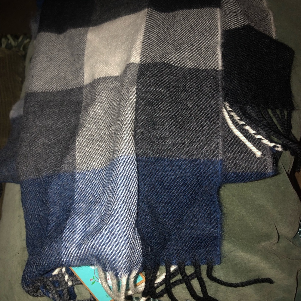 ☘️ Irish Wool Plaid Fringe Scarf - 146A $25 or $20 w/offer